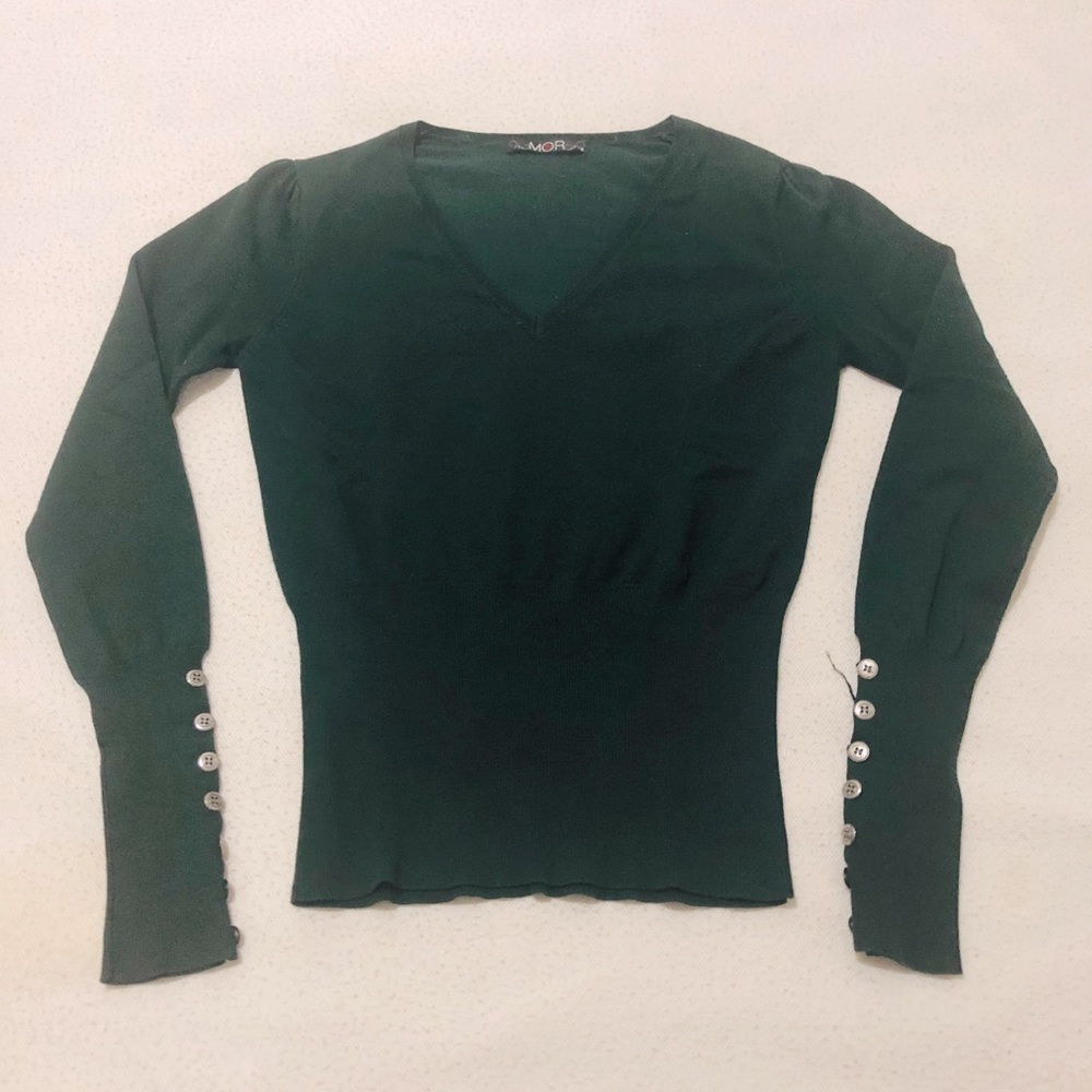 ✨$5 or free with purchase. Sweater